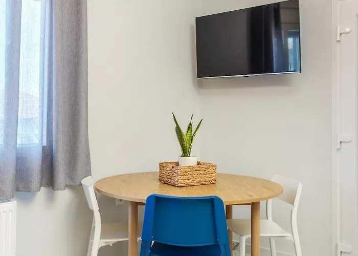 Adorable Modern 3 * Peraía